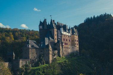 Dağlardaki eski şato.