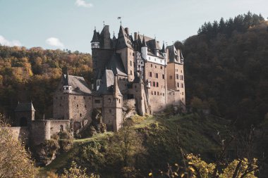 Dağlardaki eski şato.