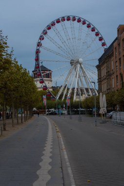 Düsseldorf 'taki Rhein nehrinin seti. 