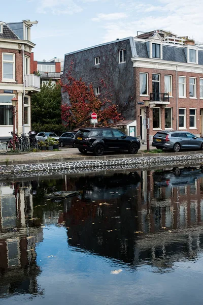 Domy Amsterdamu Odrazu Kanálu — Stock fotografie