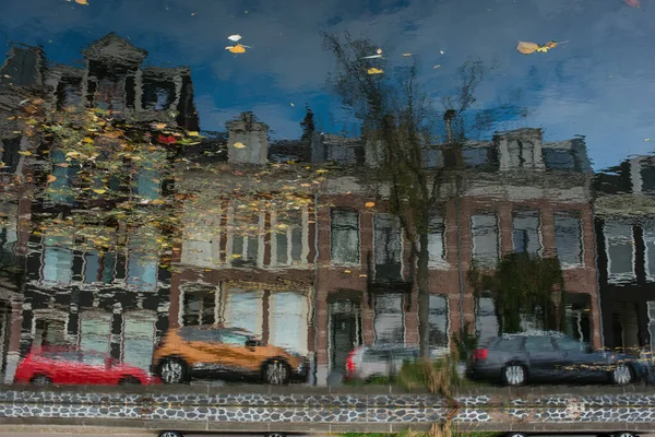 Amsterdam Daki Evler Kanalın Yansımasında — Stok fotoğraf