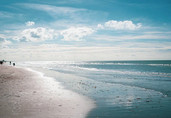 Blauwe Zee Strand Bewolkte Lucht — Stockfoto