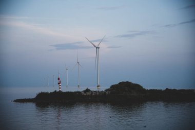 Günbatımında Kuzey Denizi 'nde rüzgar santrali