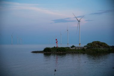 Günbatımında Kuzey Denizi 'nde rüzgar santrali