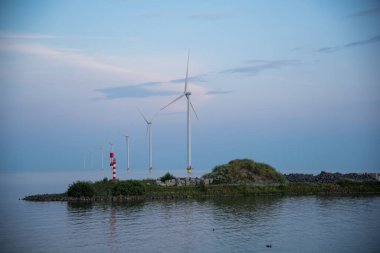 Günbatımında Kuzey Denizi 'nde rüzgar santrali