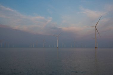 Günbatımında Kuzey Denizi 'nde rüzgar santrali