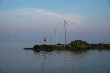 Günbatımında Kuzey Denizi 'nde rüzgar santrali