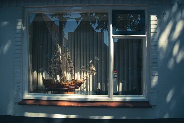 窓にあった古い帆船の模型 — ストック写真