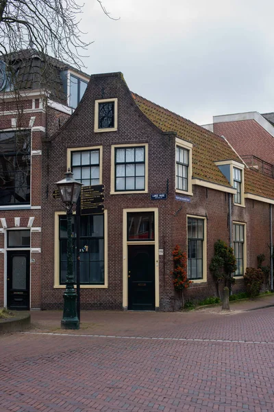 Κανάλι Και Σπίτια Στην Πόλη Στις Κάτω Χώρες — Φωτογραφία Αρχείου