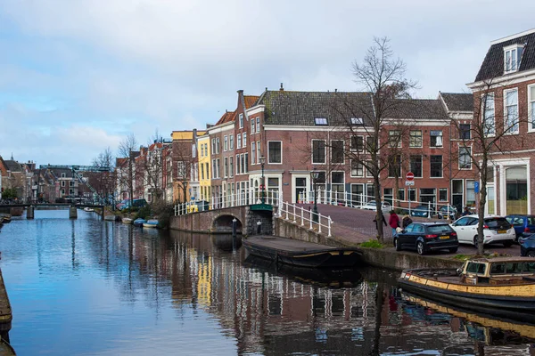 Κανάλι Και Σπίτια Στην Πόλη Στις Κάτω Χώρες Royalty Free Εικόνες Αρχείου