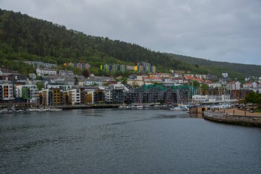 Bergen 'de nehir kenarındaki modern binalar