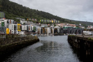 Bergen 'de nehir kenarındaki modern binalar