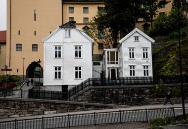 Eski kasabanın kaldırımlı caddesi.