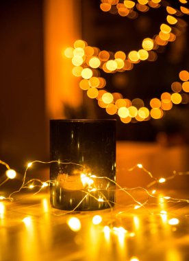 Karanlıkta mum ve Noel ışıkları