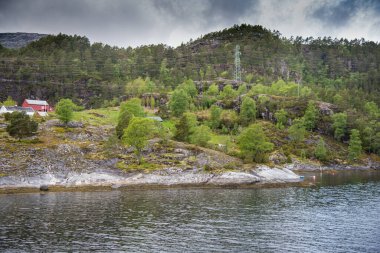 Norveç fiyortlarında evler