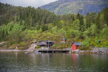 Bergen fiyortlarındaki evler