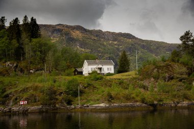 Bergen fiyortlarındaki evler