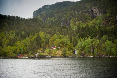 Dağların kıyısındaki evler