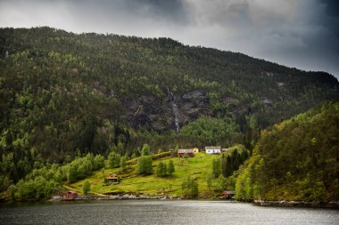 Dağların kıyısındaki evler