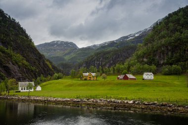Dağların kıyısındaki evler