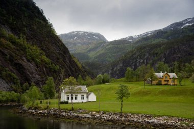 Dağların kıyısındaki evler