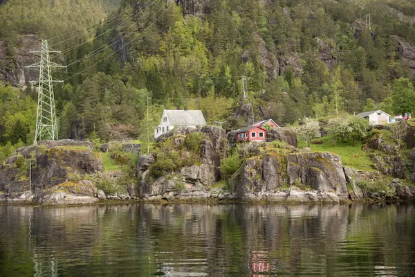 Bergen fiyortlarındaki evler