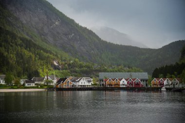 Fiyortlardaki Norveç köyü