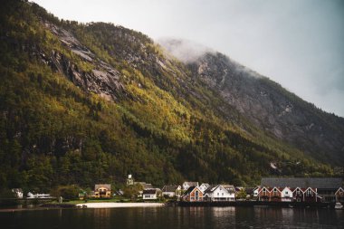 Fiyortlardaki Norveç köyü