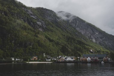 Fiyortlardaki Norveç köyü