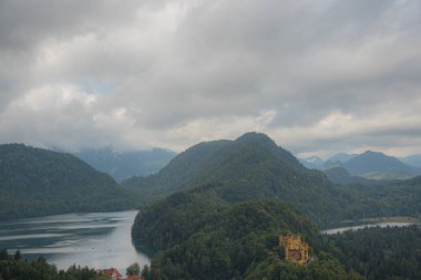 Almanya 'daki dağların üzerinden bulutlar