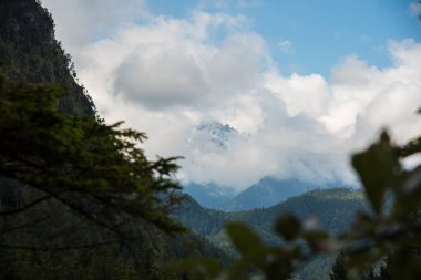 Almanya 'daki dağların üzerinden bulutlar