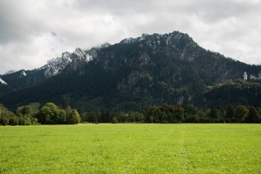 Almanya 'daki dağların üzerinden bulutlar