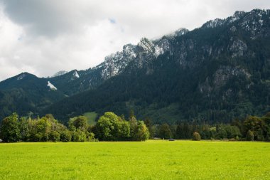 Almanya 'daki dağların üzerinden bulutlar
