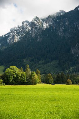 Almanya 'daki dağların üzerinden bulutlar