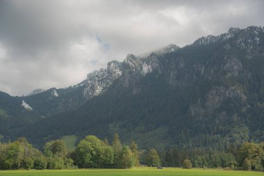 Almanya 'daki dağların üzerinden bulutlar
