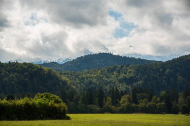 Almanya 'daki dağların üzerinden bulutlar
