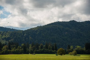Almanya 'daki dağların üzerinden bulutlar