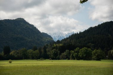 Almanya 'daki dağların üzerinden bulutlar