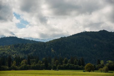 Almanya 'daki dağların üzerinden bulutlar