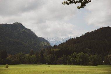 Almanya 'daki dağların üzerinden bulutlar