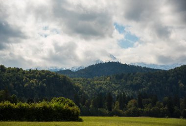Almanya 'daki dağların üzerinden bulutlar