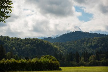 Almanya 'daki dağların üzerinden bulutlar