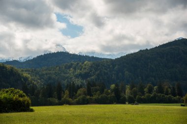 Almanya 'daki dağların üzerinden bulutlar