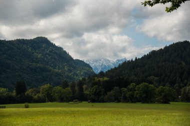 Almanya 'daki dağların üzerinden bulutlar