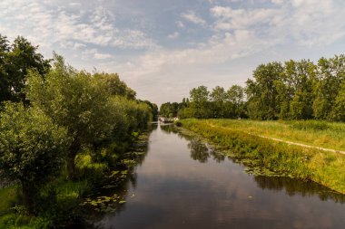 Hollanda 'daki yeşil alandan geçen kanal.
