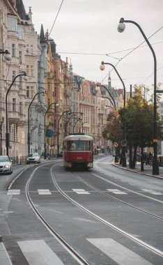 Prag 'ın tarihi sokaklarında eski kırmızı tramvaylar