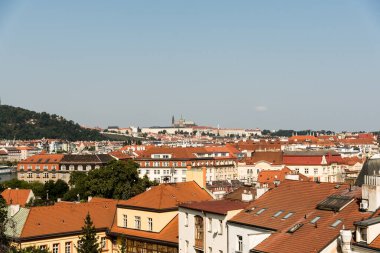 Prag 'ın panoramik manzarası turuncu çatılar ve mavi gökyüzü