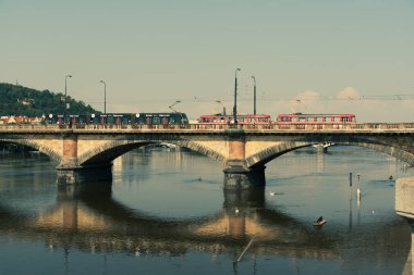 Prag 'da kırmızı tramvaylı tarihi köprü