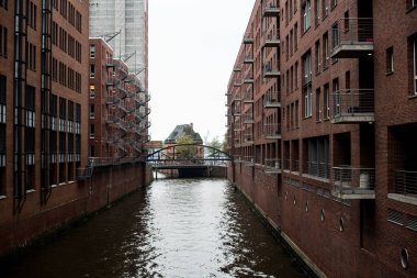 Hamburg 'da tarihi tuğla binalar ve çelik köprüler.