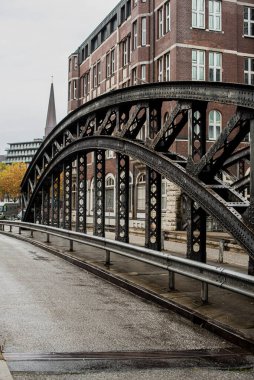Hamburg 'da tarihi tuğla binalar ve çelik köprüler.